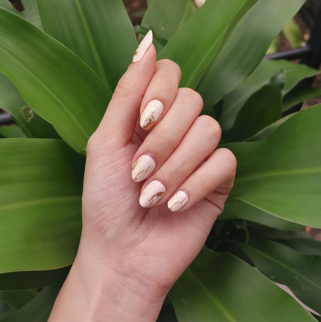 Buy Larissa Gold Flakes Premium Designer Nail Polish Wraps & Semicured Gel Nail Stickers at the lowest price in Singapore from NAILWRAP.CO. Worldwide Shipping. Achieve instant designer nail art manicure in under 10 minutes - perfect for bridal, wedding and special occasion.